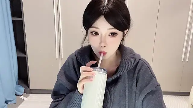 Snapshot of Q-ing chatting on November 24, 1:44 pm Q-ing online show from November 24, 1:44 pm