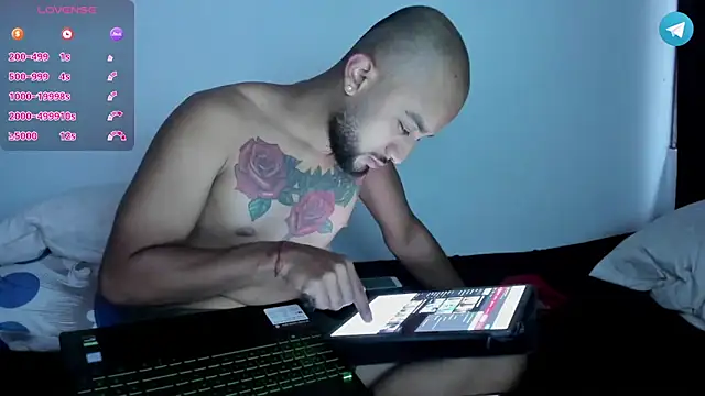 Snapshot of Alanna_Couple chatting on December 3, 7:55 pm Alanna Couple online show from December 3, 7:55 pm