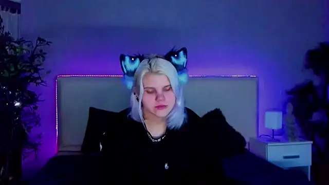 JoannLowe online show from January 21, 8:00 pm