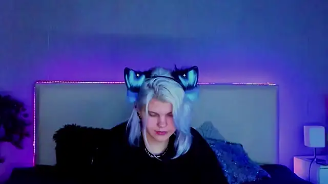 JoannLowe online show from February 11, 8:31 pm