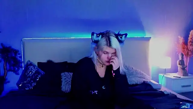 JoannLowe online show from March 16, 9:05 pm