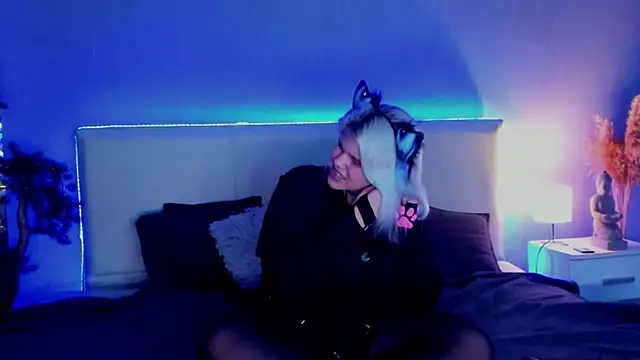 JoannLowe online show from March 18, 8:15 pm