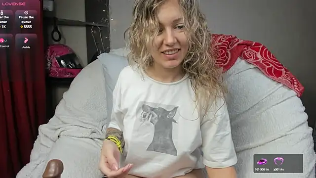 Snapshot of foxy_blond chatting on February 5, 3:45 am foxy blond online show from February 5, 3:45 am