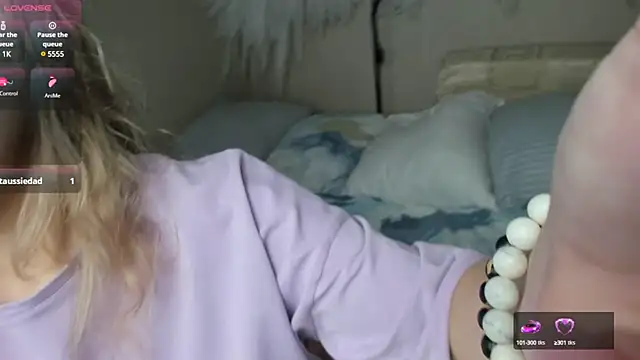 Snapshot of foxy_blond chatting on February 7, 6:24 am foxy blond online show from February 7, 6:24 am