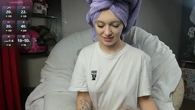 Snapshot of foxy_blond chatting on February 25, 3:42 am foxy blond online show from February 25, 3:42 am