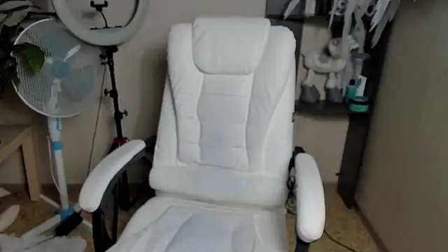 Snapshot of foxy_blond chatting on September 10, 12:10 am foxy blond online show from September 10, 12:10 am