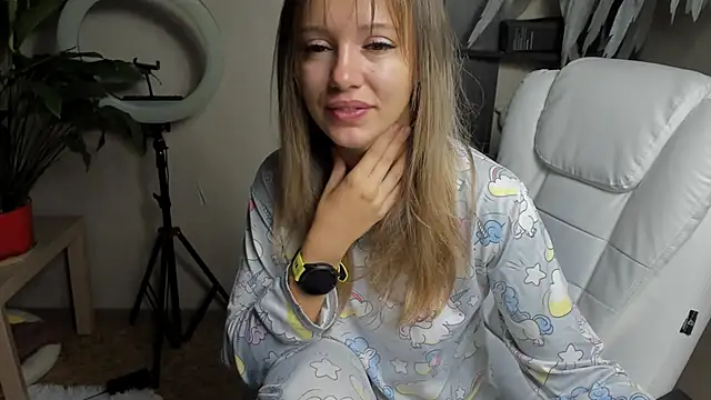 Snapshot of foxy_blond chatting on September 18, 12:23 am foxy blond online show from September 18, 12:23 am