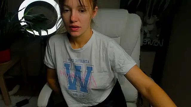 Snapshot of foxy_blond chatting on October 25, 12:18 am foxy blond online show from October 25, 12:18 am