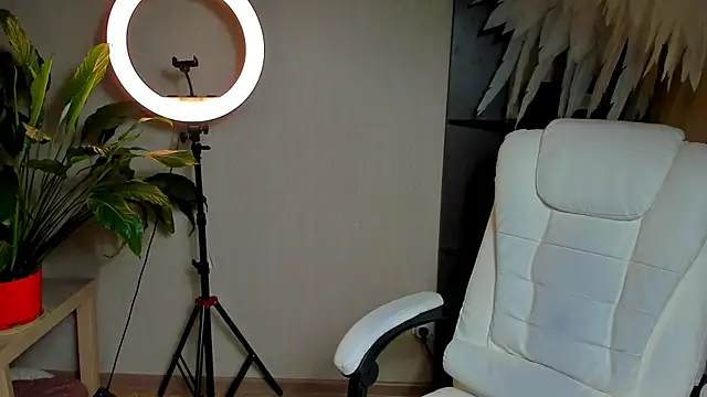 Snapshot of foxy_blond chatting on November 4, 12:21 am foxy blond online show from November 4, 12:21 am