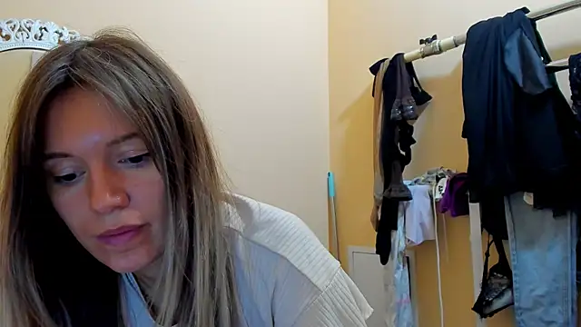 Snapshot of foxy_blond chatting on November 4, 12:26 pm foxy blond online show from November 4, 12:26 pm