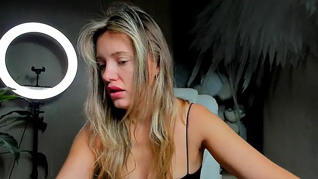 Snapshot of foxy_blond chatting on December 1, 12:15 am foxy blond online show from December 1, 12:15 am