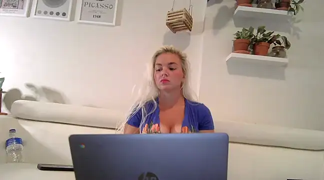 Snapshot of badblondebunny chatting on March 8, 12:55 am badblondebunny online show from March 8, 12:55 am