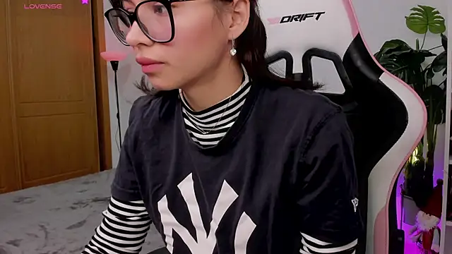 Adriennesexxx online show from December 16, 12:27 pm