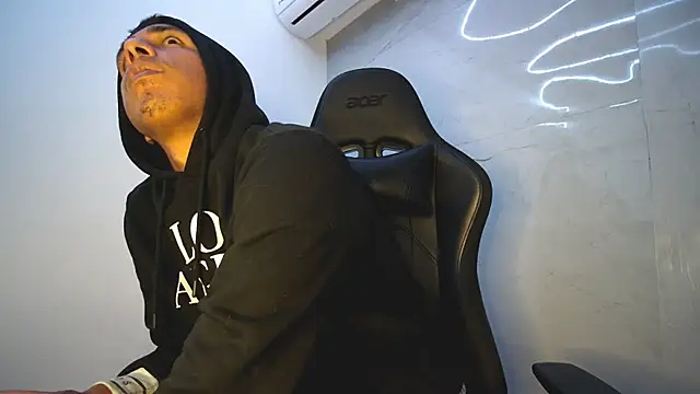 Snapshot of michaelhotbbc chatting on October 15, 3:50 am michaelhotbbc online show from October 15, 3:50 am