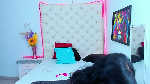 DAFNNEE ROSS online show from January 12, 12:23 pm