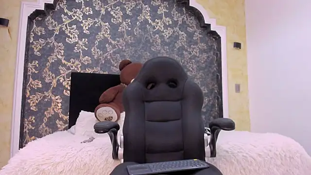 Isa Little Star online show from February 4, 12:55 pm