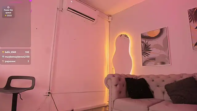 Isa Little Star online show from October 31, 9:10 am