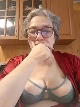 Snapshot of IrinaSweet54 chatting on November 17, 8:31 am IrinaSweet54 online show from November 17, 8:31 am