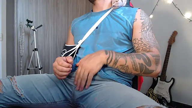 Snapshot of thomas_gun chatting on December 12, 4:53 pm thomas gun online show from December 12, 4:53 pm