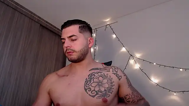 Snapshot of thomas_gun chatting on December 23, 3:33 pm thomas gun online show from December 23, 3:33 pm