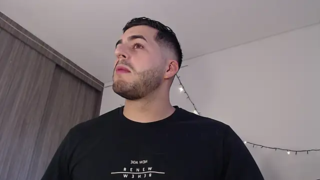 Snapshot of thomas_gun chatting on December 28, 10:02 pm thomas gun online show from December 28, 10:02 pm