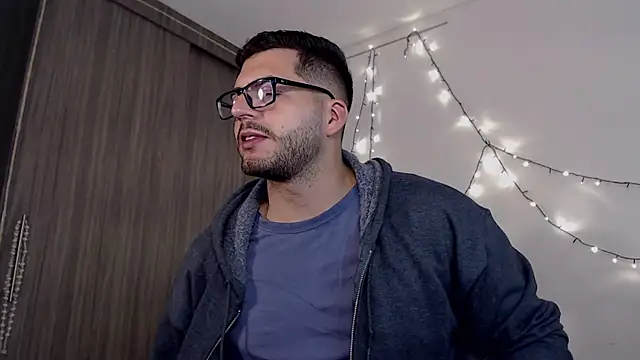 Snapshot of thomas_gun chatting on January 7, 4:18 am thomas gun online show from January 7, 4:18 am