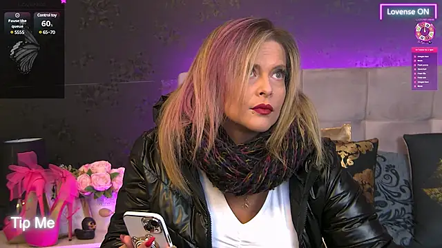 Snapshot of ZoeMesmerize chatting on January 15, 5:19 am ZoeMesmerize online show from January 15, 5:19 am