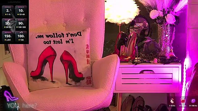 Snapshot of ZoeMesmerize chatting on October 31, 6:47 am ZoeMesmerize online show from October 31, 6:47 am