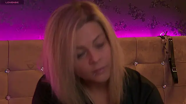 Snapshot of ZoeMesmerize chatting on November 6, 11:00 am ZoeMesmerize online show from November 6, 11:00 am