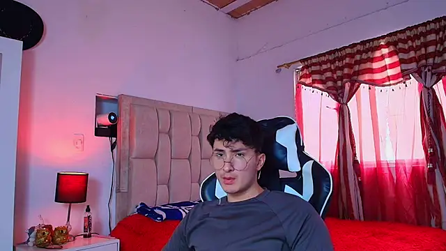 santyago taylor online show from December 18, 6:25 pm