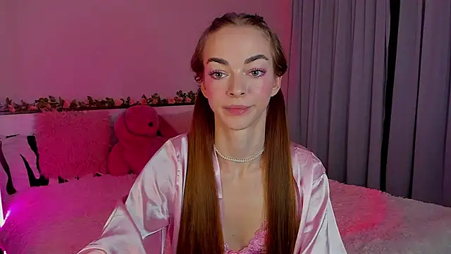 Snapshot of Undertheskin chatting on December 8, 2:41 pm Undertheskin online show from December 8, 2:41 pm