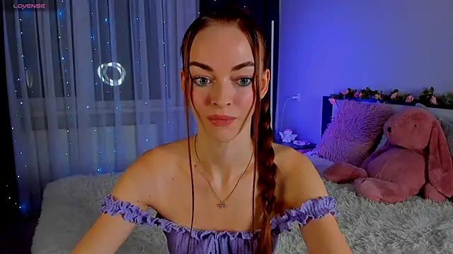 Snapshot of Undertheskin chatting on February 1, 4:00 pm Undertheskin online show from February 1, 4:00 pm