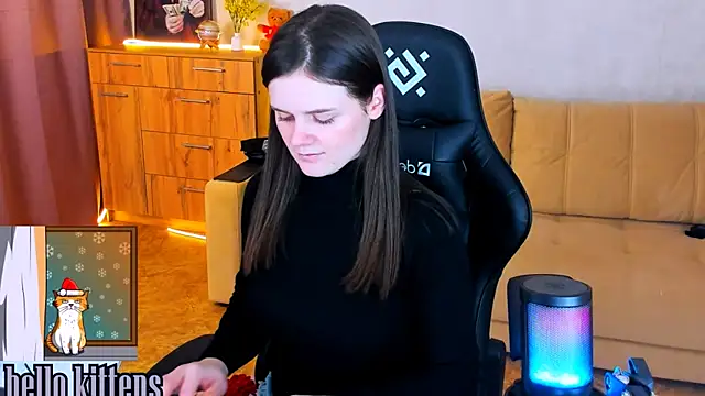 Lora Cain online show from December 12, 4:43 pm