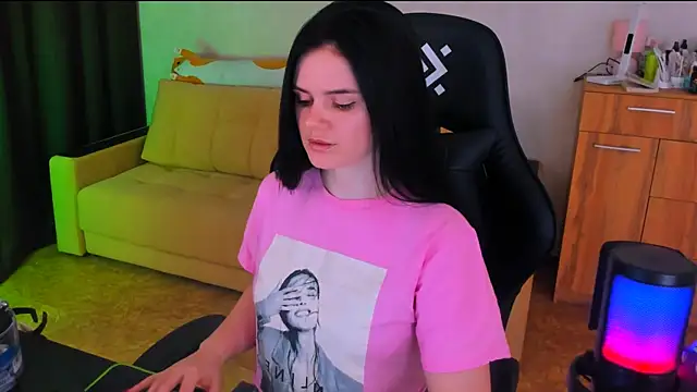 Lora Cain online show from March 4, 2:10 pm