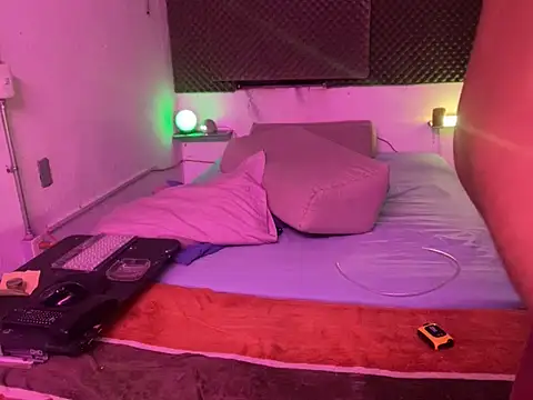 thesummerboy online show from October 1, 6:19 am