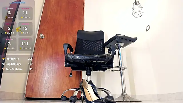 Snapshot of aitana-purple chatting on March 10, 3:45 am aitana-purple online show from March 10, 3:45 am