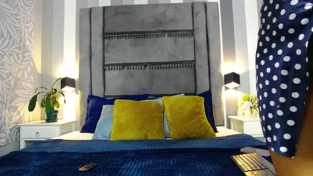 Julianewell online show from January 27, 12:26 pm