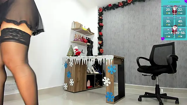 Snapshot of Ella_Pride1 chatting on December 12, 8:43 pm Ella Pride1 online show from December 12, 8:43 pm