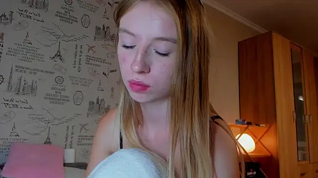 Snapshot of minidivaa_ chatting on September 13, 7:24 pm minidivaa online show from September 13, 7:24 pm