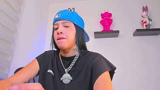 Gangster Girl online show from December 22, 4:28 am