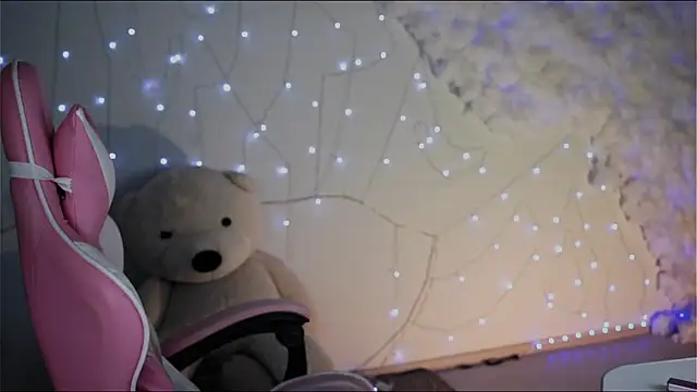 Snapshot of Lana__May chatting on December 20, 11:32 am Lana May online show from December 20, 11:32 am