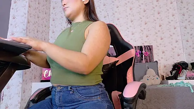 AvrillThomas online show from November 12, 4:29 pm