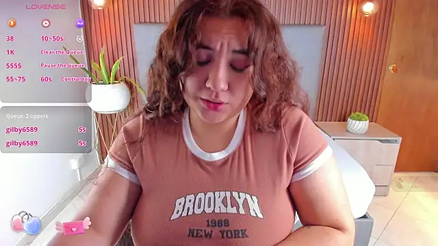 Snapshot of nadine_russo chatting on December 28, 3:37 pm nadine russo online show from December 28, 3:37 pm