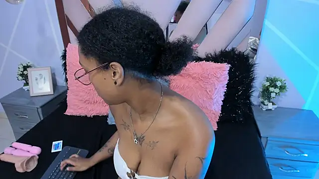 Elith noa online show from February 6, 1:27 am