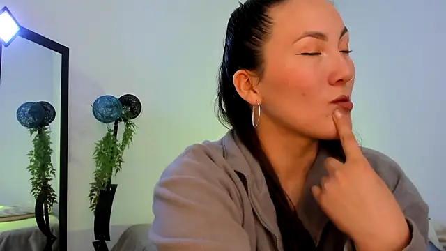 Elle Lee  online show from January 3, 3:05 am