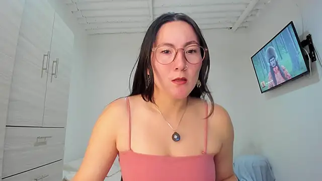 Elle Lee  online show from November 4, 3:22 pm