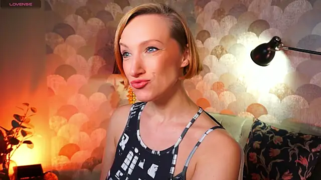 Snapshot of UmaTruewoman chatting on October 4, 5:38 am UmaTruewoman online show from October 4, 5:38 am