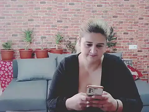 Snapshot of CoryMILF chatting on December 12, 10:13 am CoryMILF online show from December 12, 10:13 am