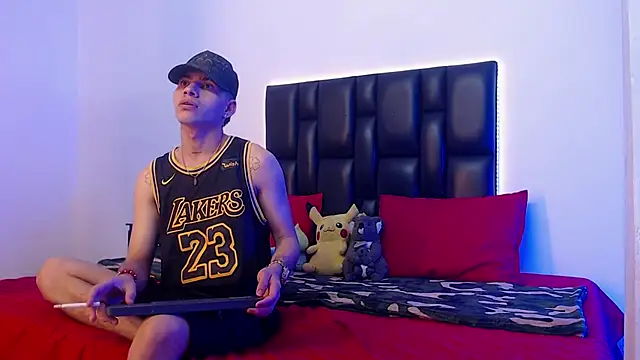 Snapshot of Brutal_Sex_Fucking chatting on February 25, 9:35 pm Brutal Sex Fucking online show from February 25, 9:35 pm