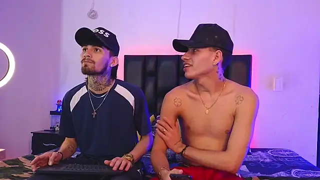 Snapshot of Brutal_Sex_Fucking chatting on October 21, 10:43 pm Brutal Sex Fucking online show from October 21, 10:43 pm